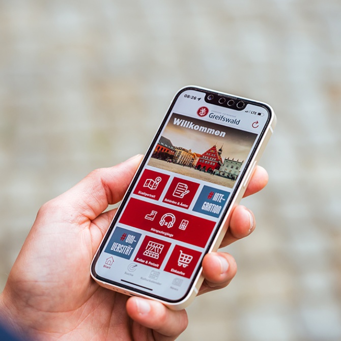 Greifswald-App © Jens Breuer Smartphone mit Greifswald-App