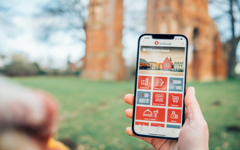 Smartphone mit der Greifswald-App
