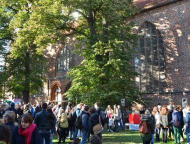 Studenten tummeln sich vor dem Dom nach der feierlichen Immatrikulation - © Pressestelle Studenten tummeln sich vor dem Dom nach der feierlichen Immatrikulation