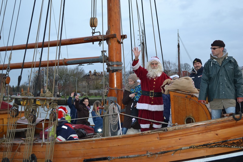 Am 1. Advent um 15 Uhr legt die HANNE-MARIE mit dem Weihnachtsmann an Bord im Museumshafen an und wird von hunterten Kindern liebevoll begrüßt.