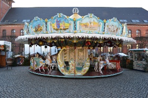Historisches Karussell © Pressestelle Das nostalgische Karussell mit Kutschen und hölzernen Pferdchen auf dem Greifswalder Weihnachtsmarkt