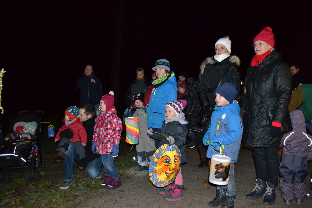 Die Kinder erfahren, dass der Weihnachtmann alle Geschnek verloren hat, weil jemand ein Loch in den Sack geschnitten hat.
