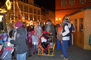 Märchen-Lampionumzug auf dem Weihnachtsmarkt © Pressestelle Der Lampionumzug durchs Märchenland endet auf dem Weihnachtsmarkt.