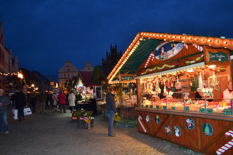 Kerzen, Nachwerk, Honig, bunte Verkaufsbuden auf dem Weihnachtsmarkt