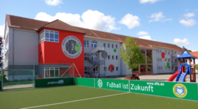 csm_schulhofansicht_nexoe-gs_d06a47ce49 Bild