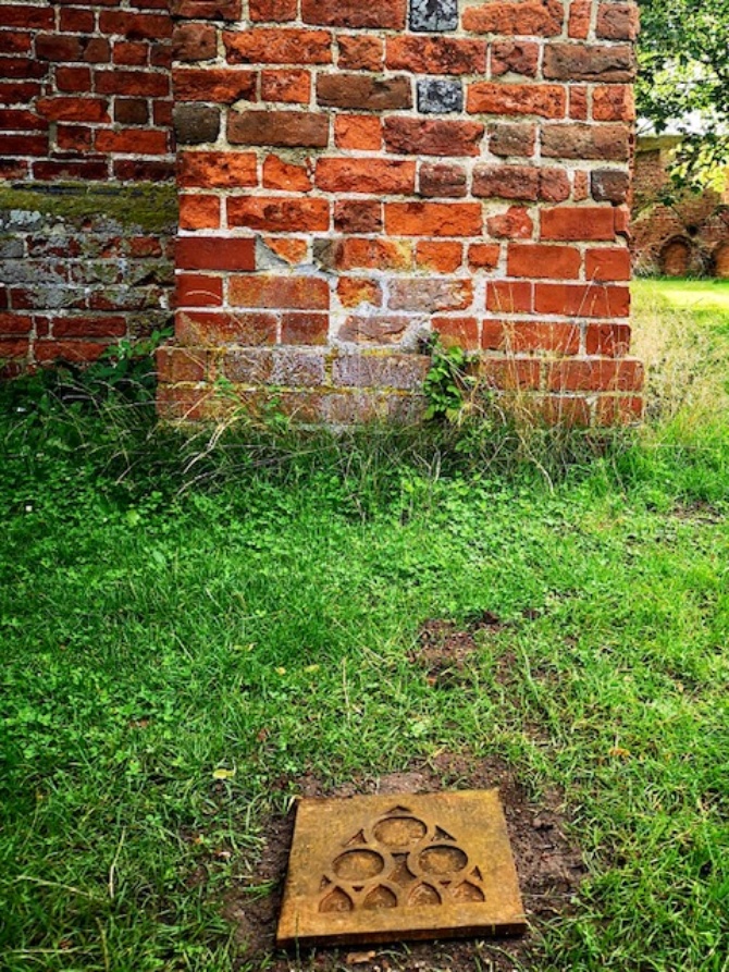 Kloster-App © Abteilung für Wirtschaft und Tourismus Platte für den Einstiegspunkt der Kloster-App auf dem Gelände der Klosterruine Eldena