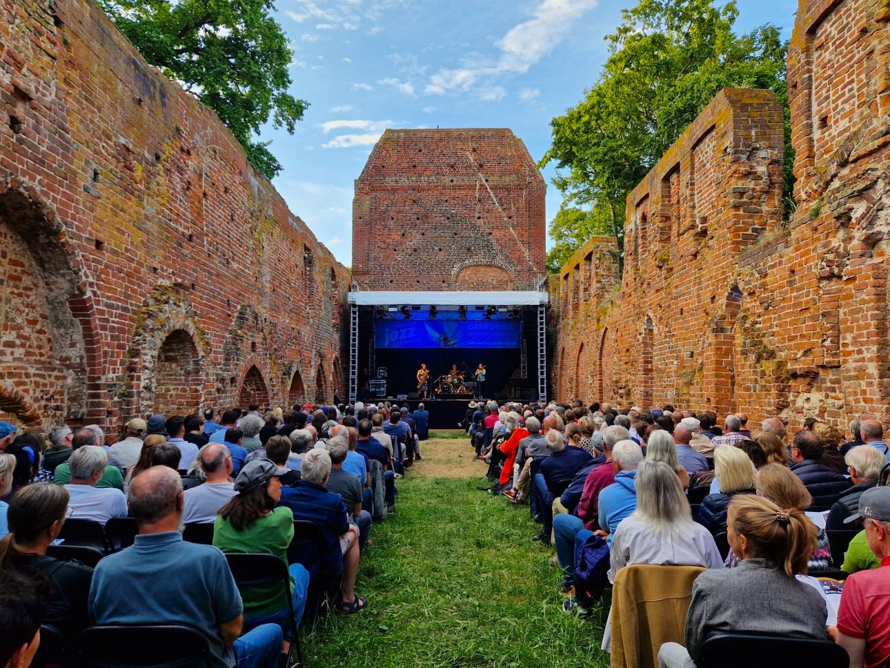 Bühne der Eldenaer Jazz Evenings inmitten der Klosterruine Eldena