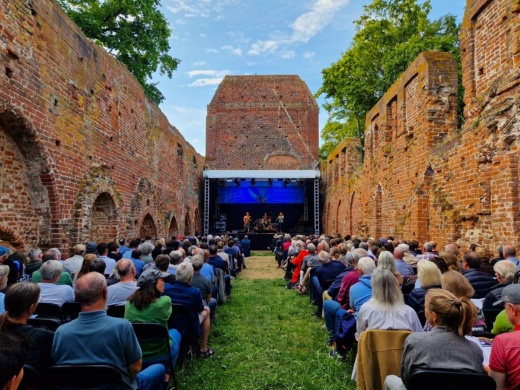 Bühne Eldenaer Jazz Evenings © Tobias Reppin Bühne der Eldenaer Jazz Evenings inmitten der Klosterruine Eldena