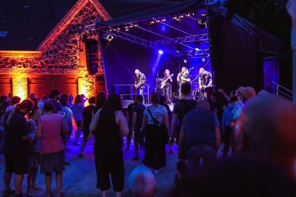 Greifmusic, Hof © Greifmusic, Fotograf: Nathanael Dehn beleuchtete Bühne auf dem Hof von Greifmusic