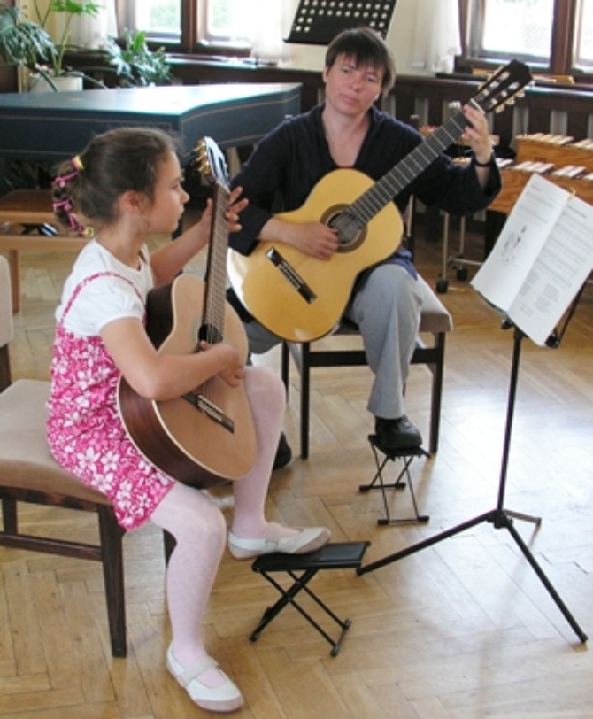 Annett_Schlinke_mit_Gitarre_beim_Unterricht © Musikschule Bild