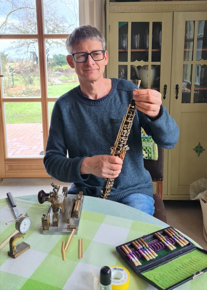 Clemens_Teutschbein_beim_Rohrbau © Musikschule Lehrer_für_ Oboe_Clemens_Teutschbein