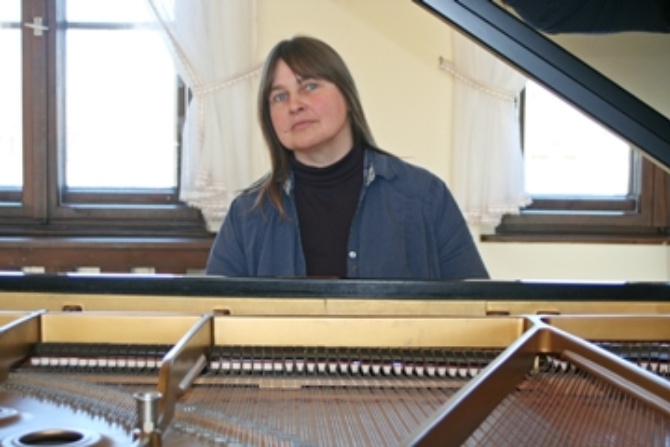 Susanne_Dittmann_am_Flügel_im_Konzertsaal © Musikschule Bild
