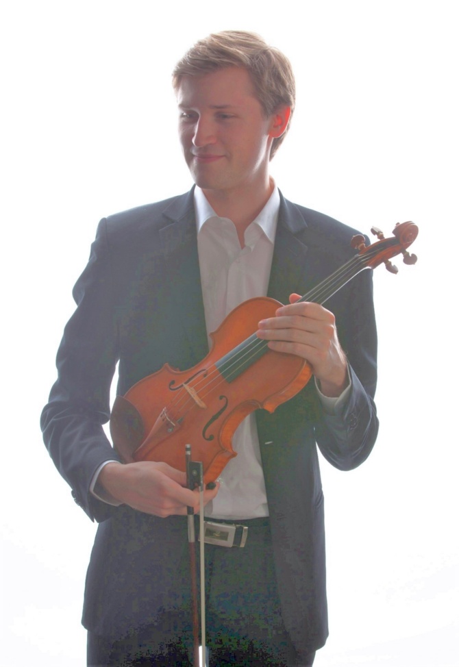 Kārlis_Norde_mit_Violine © Musikschule Kārlis Norde