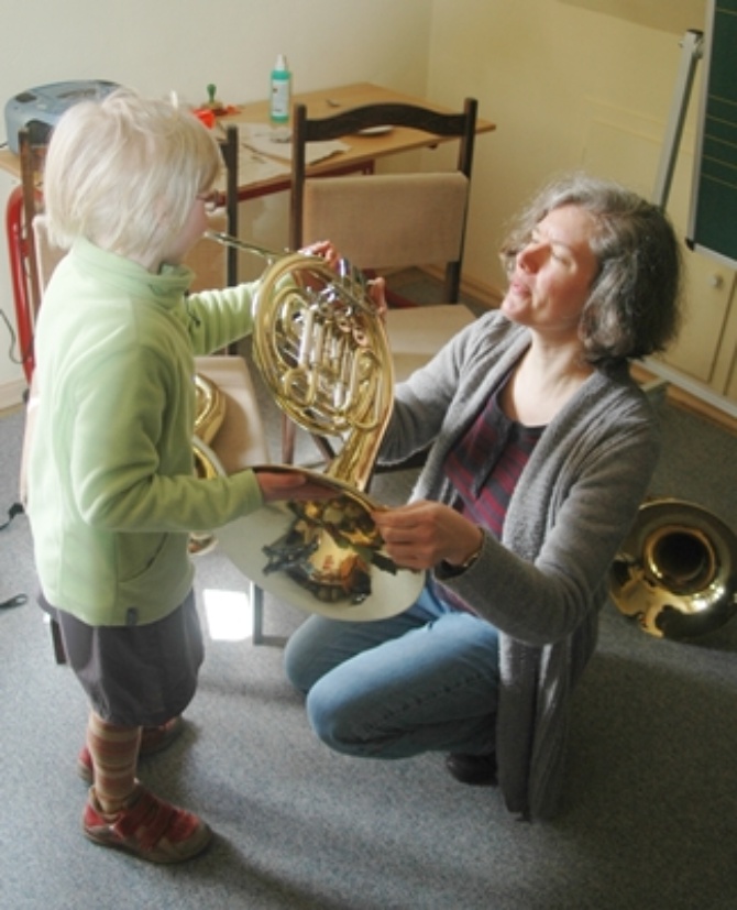 Wendy_Bartel_mit_kleinem_Kind_und_Waldhorn © Musikschule Bild