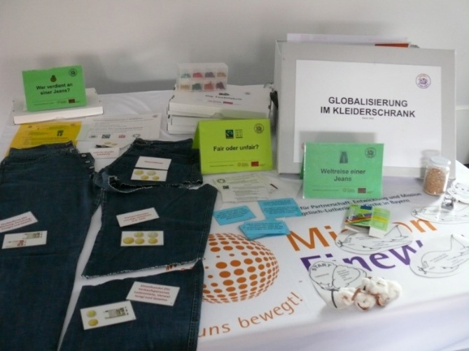 Entwicklungspolitische Kiste - Globalisierung im Kleiderschrank © Mission EineWelt Entwicklungspolitische Kiste - Globalisierung im Kleiderschrank