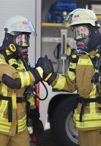 Freiwillige Feuerwehr © pixabay Zwei Feuerwehrleute reichen sich die Hand als Team