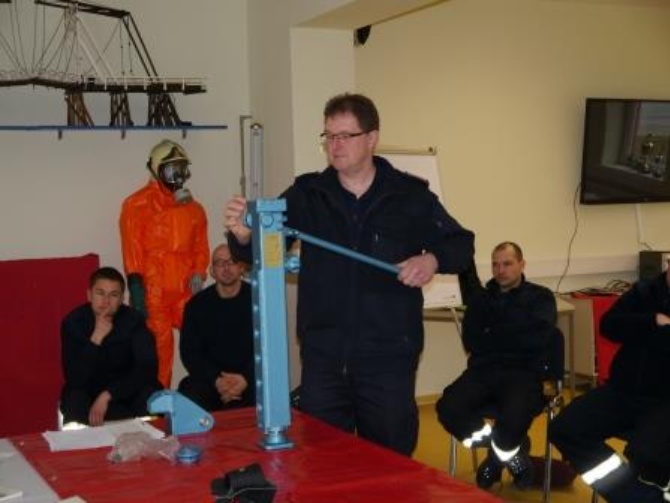 Gerätewart © Feuerwehr Greifswald Der Gerätewart der Feuerwehr Greifswald stellt im Schulungsraum verschiedene Geräte vor