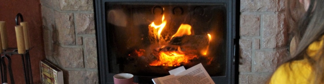 Heizungsausfall pixabay © Quelle: pixabay Frau sitzt vor einem Kamin mit einem Buch