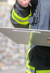 Jahresbericht © pixabay Feuerwehrmann hält Klemmbrett zur Dokumentation in der Hand