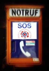 Notruf © pixabay orangfarbende Notrufsäule