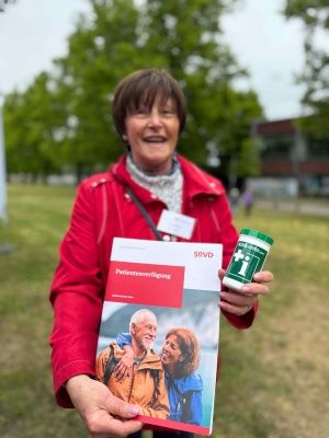Pressestelle der UHGW Anita Weiß zeigt eine Notfalldose
