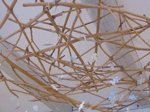 Holzstöckchen zum Windspiel gebunden und mit Puzzelteilen behängt