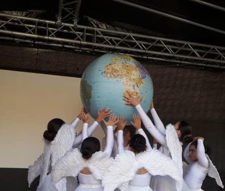 Viele Personen heben einen Globus in die Luft (c) Giteliq gUG © Giteliq gUG Viele Personen heben einen Globus in die Luft