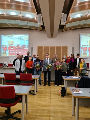 Migrantenbeirat © Integrationsbeauftragte der Universitäts- und Hansestadt Greifswald Mitglieder des Migrantenbeirats stehen im Bürgerschaftssaal des Rathauses