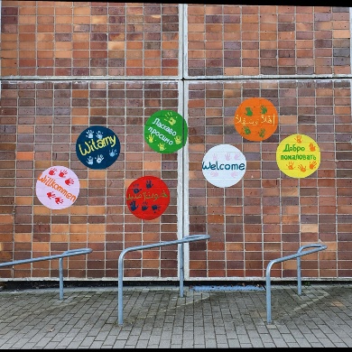 Kitakinder heißen alle Willkommen © Quartierskoordination der Universitäts- und Hansestadt Greifswald Kitakinder heißen alle Willkommen und haben kleine Zettel mit Willkommen in verschiedenen Sprachen vor ihren Kita-Eingang gehängt