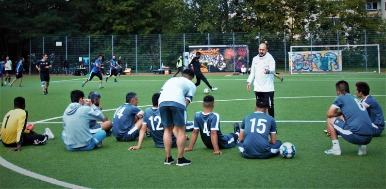 Geflüchtete aus Greifswald erzählen ihre Geschichte © Avat Ramin Otmishi Avat Ramin Otmishi trainiert eine Fußballmannschaft