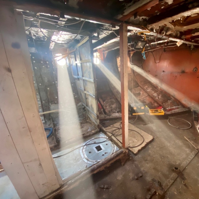 Entkernung GREIF © Friedrich Fichte Demontage des Kabelgatts sowie des Achterschiffs