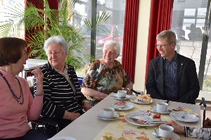 Geburtstagsfeier_80jährigeJubilare_April2019_PressestelleUHGW (18) © Pressestelle UHGW Oberbürgermeister Dr. Stefan Fassbinder unterhält sich mit den Jubilaren