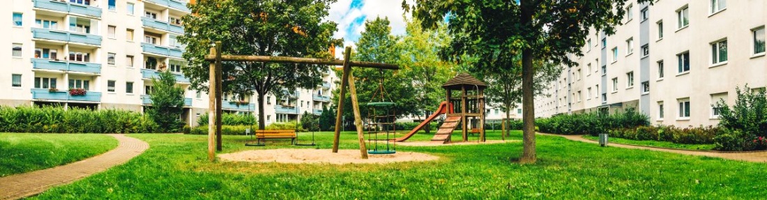 Schönwalde © Wally Pruß Spielplatz im Innenhof umgeben von Bäumen