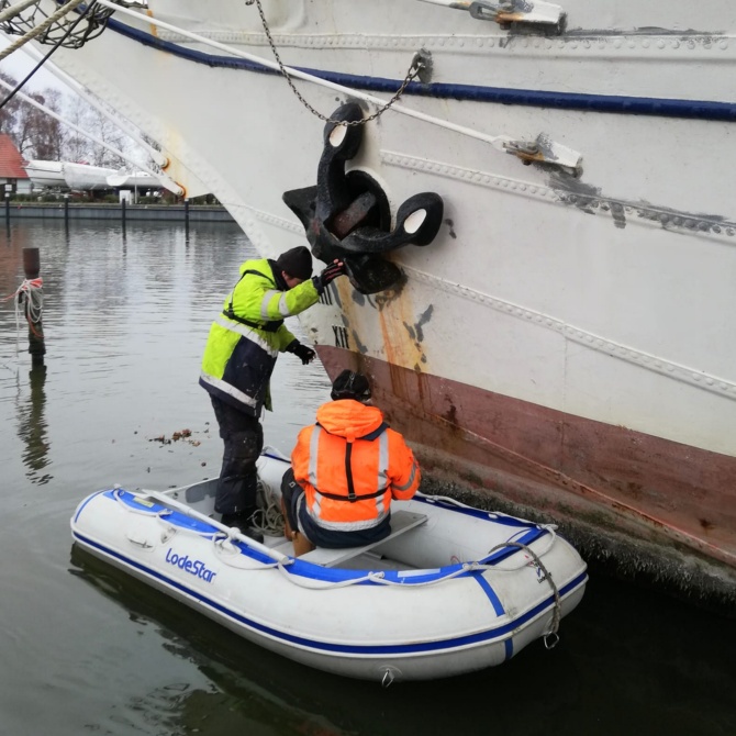 Messung des Tiefgangs der GREIF © Pauline Kudell Messung des Tiefgangs der GREIF