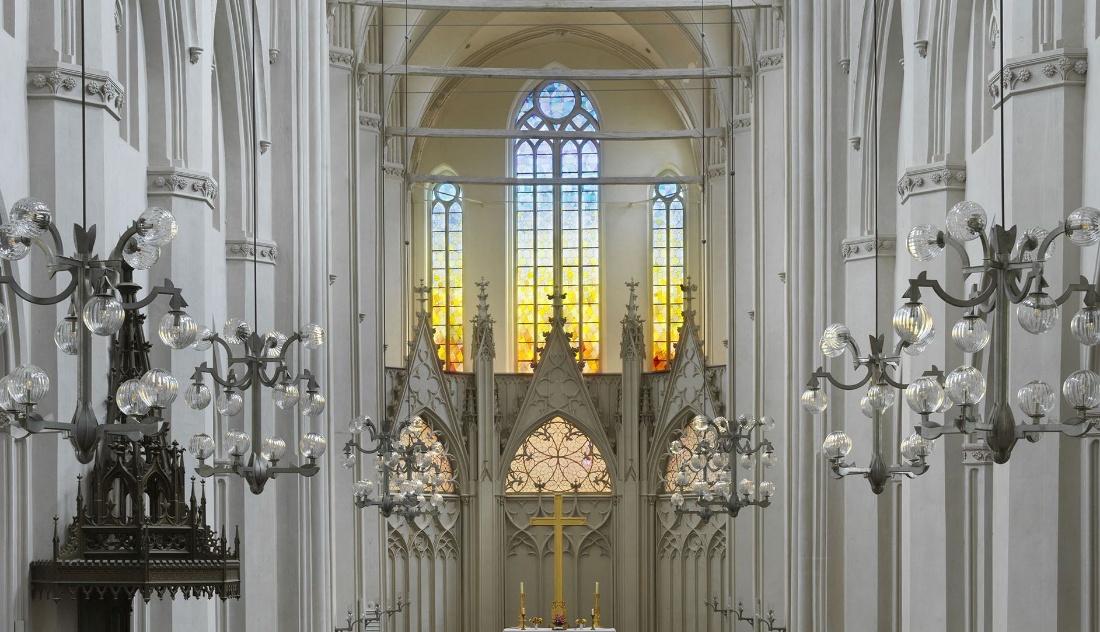 OE@DOM_24_klein © DOM St.Nikolai Das Bild zeigt den Innenraum des Doms St. Nikolai. Im Fokus stehen die neuen Fenster.