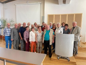 Seniorenbeirat_Greifswald_2023 © Pressestelle Ein Gruppenbild von 22 männlichen und weiblichen Personen, die im Bürgerschaftssaal stehen. Sie sind der neue Seniorenbeirat.