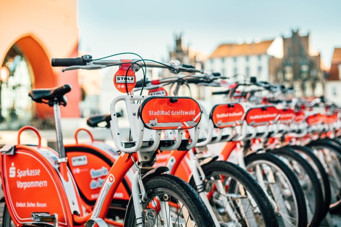 StadtRad Greifswald © Wally Pruß Fahrräder aus dem Verleihsystem StadtRad Greifswald stehen in einer Reihe vor dem Rathaus