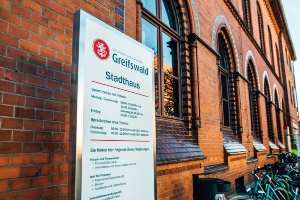 Stadthaus_Greifswald_Schild(WallyPruss)_1_ganzes_Bild © Wally Pruß Vorderseite des Stadthauses