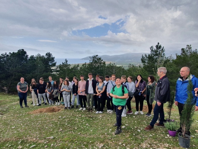 gemeinsame Pflanzaktion, Foto Anett Dahms (6) © Anett Dahms Schüler aus Samos und Greifswald pflanzen einen Baum