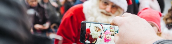 Weihnachtsmann kommt im Greifswalder Museumshafen an