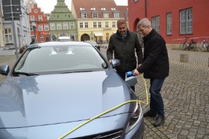 02 Neuer OB-Dienstwagen- Hybridfahrzeug (16.11.2017, Foto Pressestelle) © Pressestelle Bild