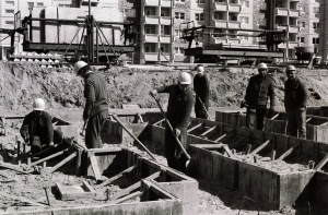 13b Fundamentarbeiter auf der Baustelle in Schönwalde © Helmut Martens Fundamentarbeiter auf der Baustelle in Schönwalde