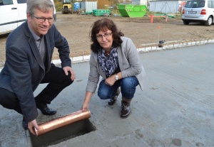 14- 19.10.2017, Grundsteinlegung Sporthalle an der Caspar-David-Friedrich-Schule, Foto Pressestelle © Pressestelle Dr. Fassbinder und Anke Thurow legen die Hülse ins Fundament