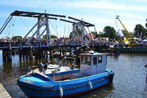 24.06.2016 Kein Durchkommen für KFZ Foto Bärbel Lenuck © Pressestelle Verkehrseinschränkungen zum Fischerfest Gaffelrigg: Die Brücke wird gesperrt, Anliegerkarten werden im Hafenamt ausgeben.