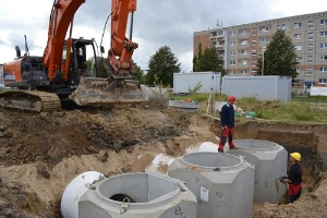 Baustellenbegehung neue Turnhalle CDF-Schule, Foto Pressestelle (12.9.2017) (1) - Kopie © Pressestelle Behälter für Regenentwässerung werden in den Boden gebracht