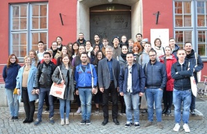 Begrüßung ausländischer Studenten (7) © Pressestelle ausländische Stundeten beim Gruppenbild auf der Rathaustreppe