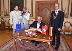 Besuch Schweizer Botschafter und Fotograf, Foto Pressestelle (1) © Pressestelle Schweizer Botschafter trägt sich ins Goldene Buch ein