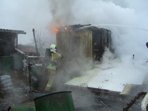 Brandbekämpfung mit C-Strahlrohr unter Atemschutz © Feuerwehr Brandbekämpfung unter Atemschutz