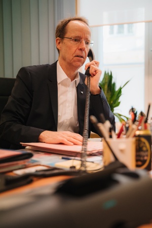 Bürgerbeauftragter des Landes MV Dr. Christian Frenzel, Foto Anton Fischer © Anton Fischer Der Bürgerbeauftragter des Landes MV Dr. Christian Frenzel sitz am Schreibtisch und telefoniert