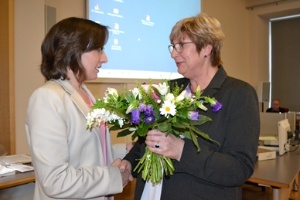 Bürgerschaftspräsidentin Birgit Socher gratuliert Jeannette von Busse, Foto Pressestellei (9) © Pressestelle Bild